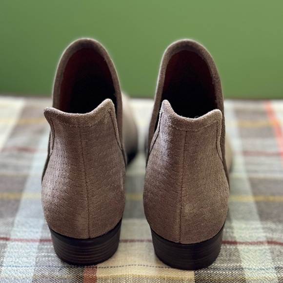 Lucky Brand Textured Taupe Ankle Booties - Picture 7 of 9